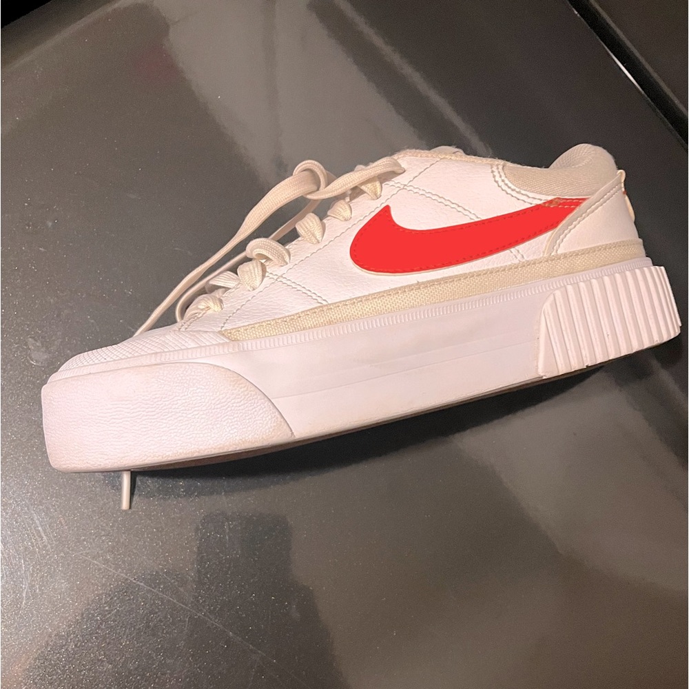 Women’s size 6 Nike platform tennis shoes. Worn only a few time.